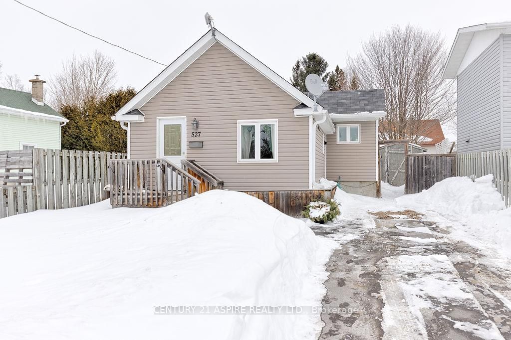 Building at 527 Julien Street, Pembroke, 530 - Pembroke