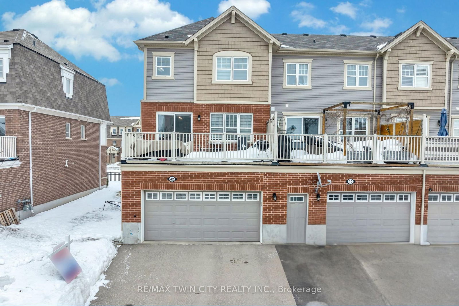 Townhouse sold at 42 Outlook Terrace, Kitchener, N2R 0K5 - MLS: X11999992