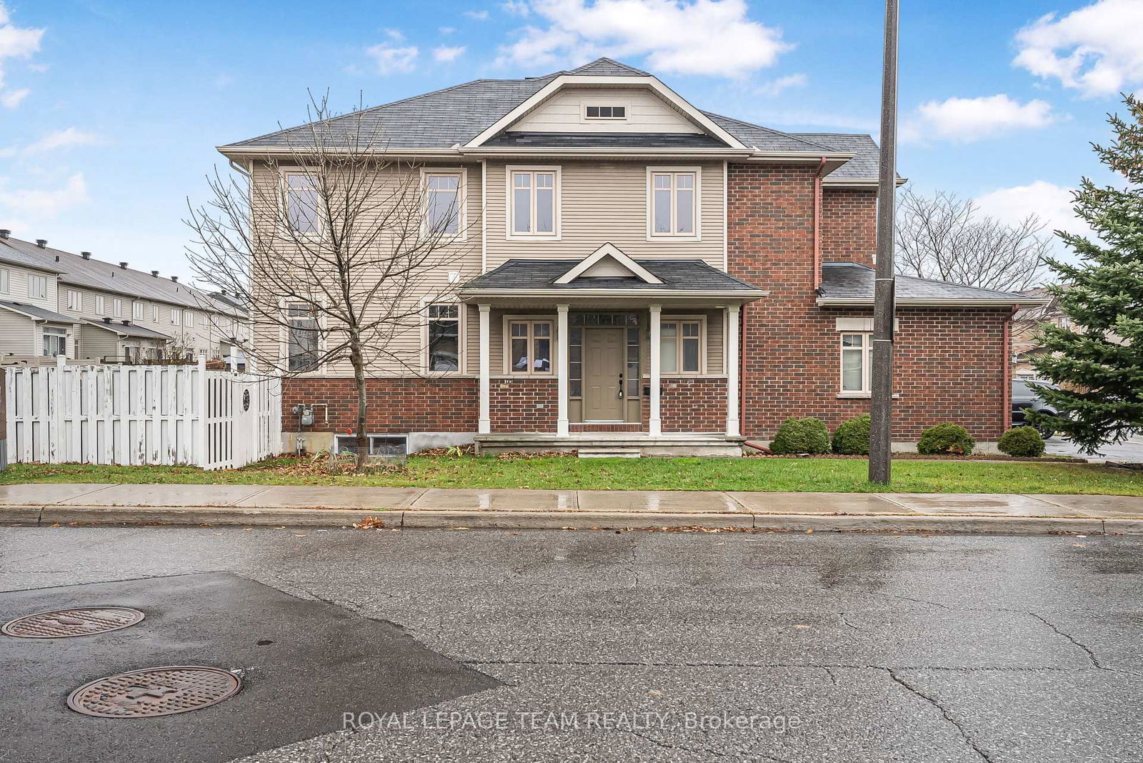 Townhouse for sale at 74 MADELON Drive, Barrhaven, 7706 - Barrhaven - Longfields, K2J 5C5 - MLS: X12000582