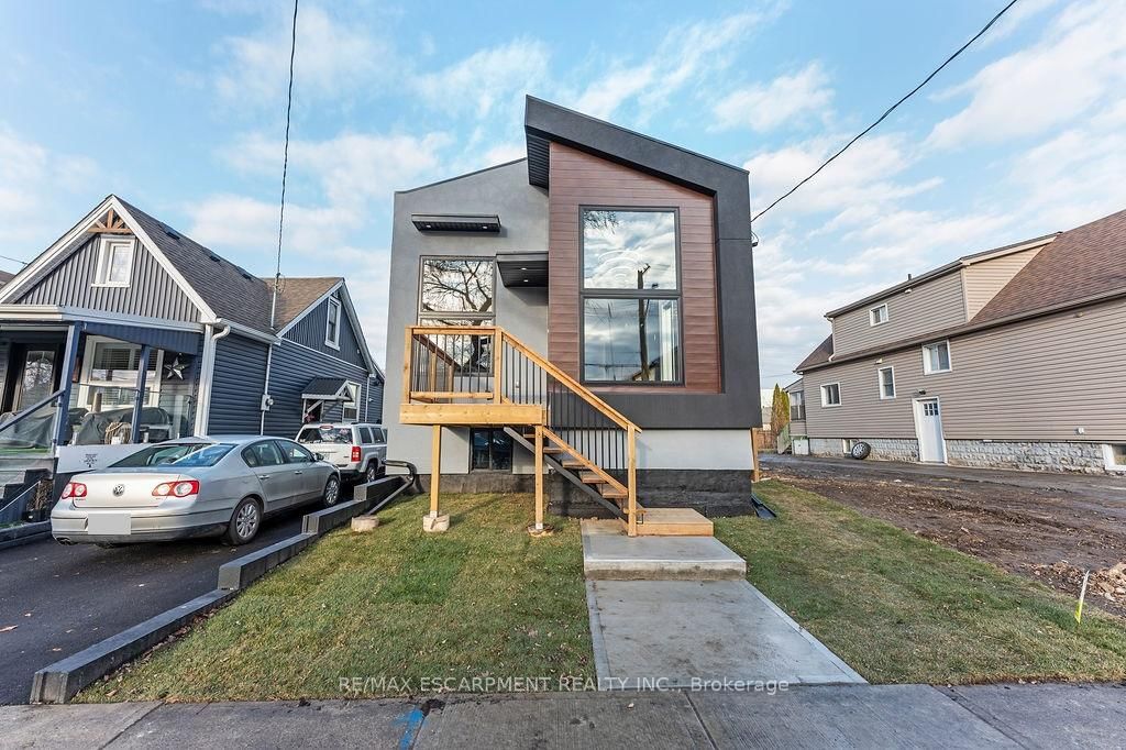 Detached House for sale at 209 Grenfell Street, Hamilton, Industrial Sector, L8H 3J6 - MLS: X12000807