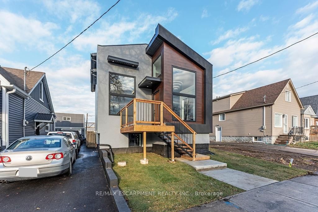 Detached House for sale at 209 Grenfell Street, Hamilton, Industrial Sector, L8H 3J6 - MLS: X12000807