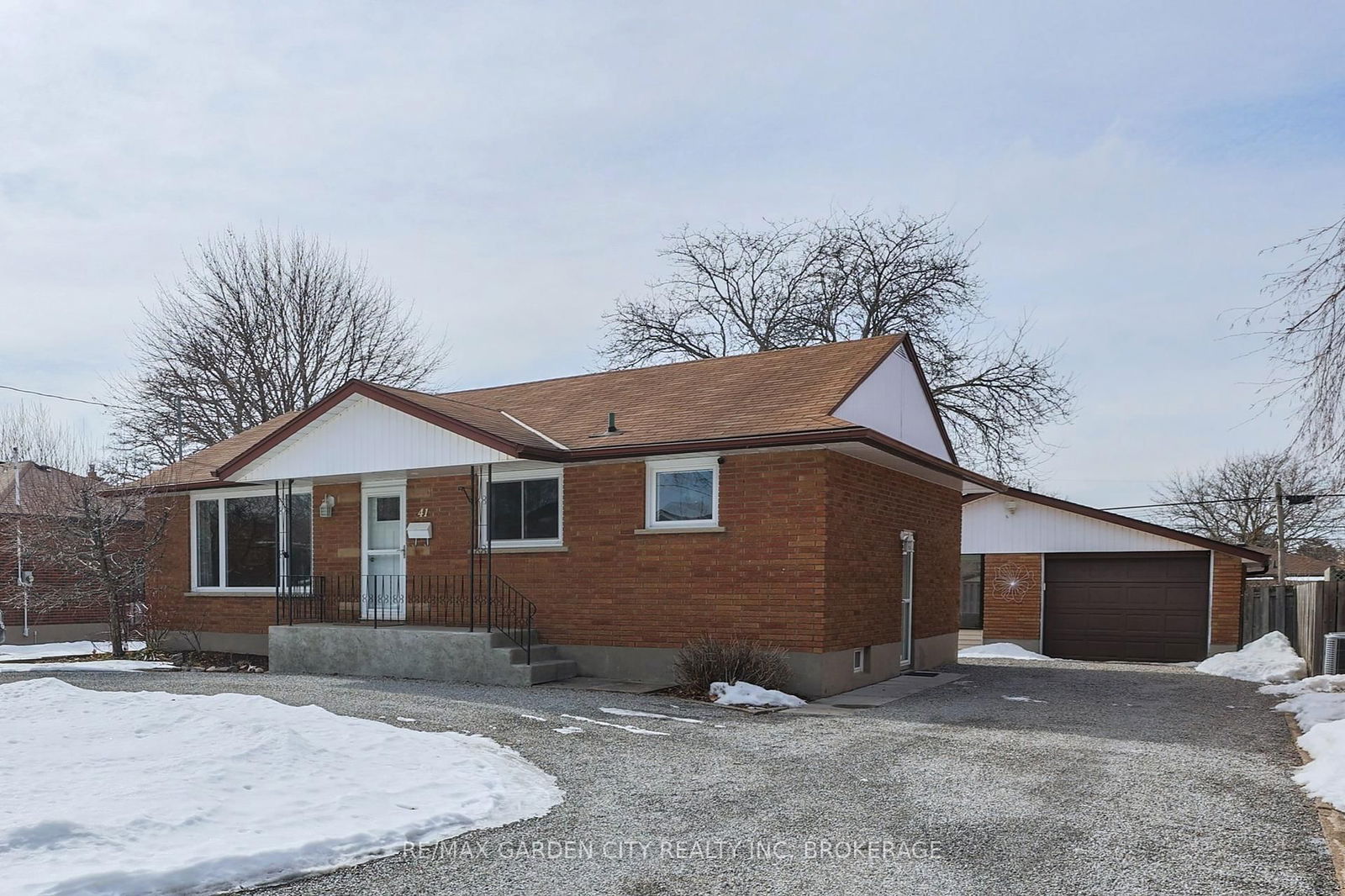 Detached House for sale at 41 Howard Avenue, St. Catharines, Lakeport, L2N 3W8 - MLS: X12000996