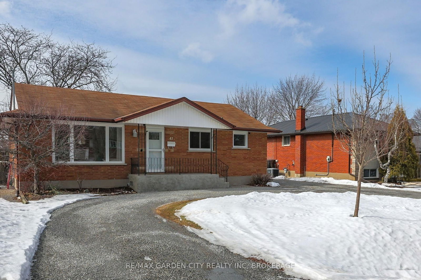 Detached House for sale at 41 Howard Avenue, St. Catharines, 443 - Lakeport, L2N 3W8 - MLS: X12000996