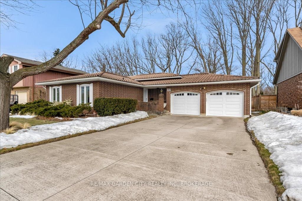 Detached House for sale at 30 BUTLER Crescent, St. Catharines, 437 - Lakeshore, L2M 7B3 - MLS: X12001869