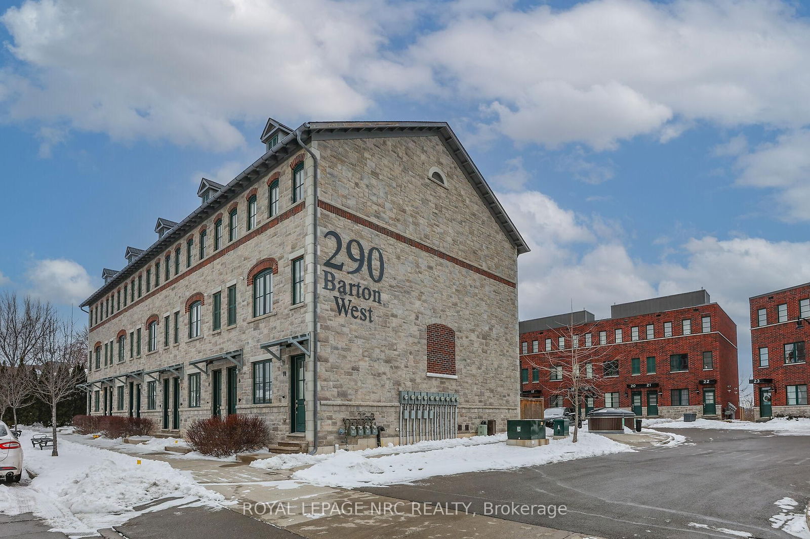 Townhouse sold at 30-290 Barton Street, Hamilton, Strathcona, L8R 3P3 - MLS: X12002561