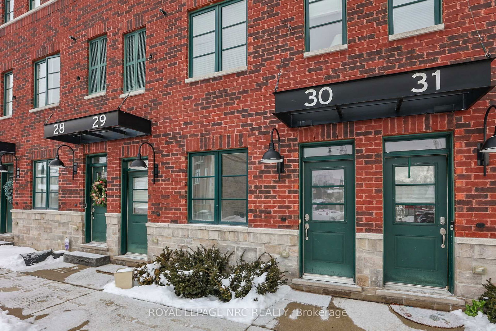 Townhouse sold at 30-290 Barton Street, Hamilton, Strathcona, L8R 3P3 - MLS: X12002561