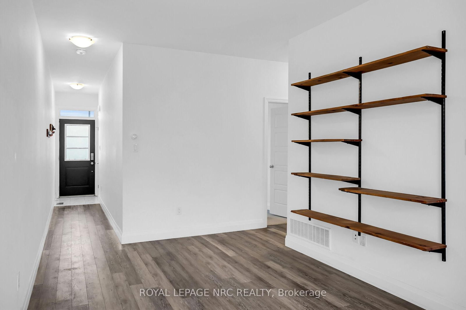 Townhouse sold at 30-290 Barton Street, Hamilton, Strathcona, L8R 3P3 - MLS: X12002561