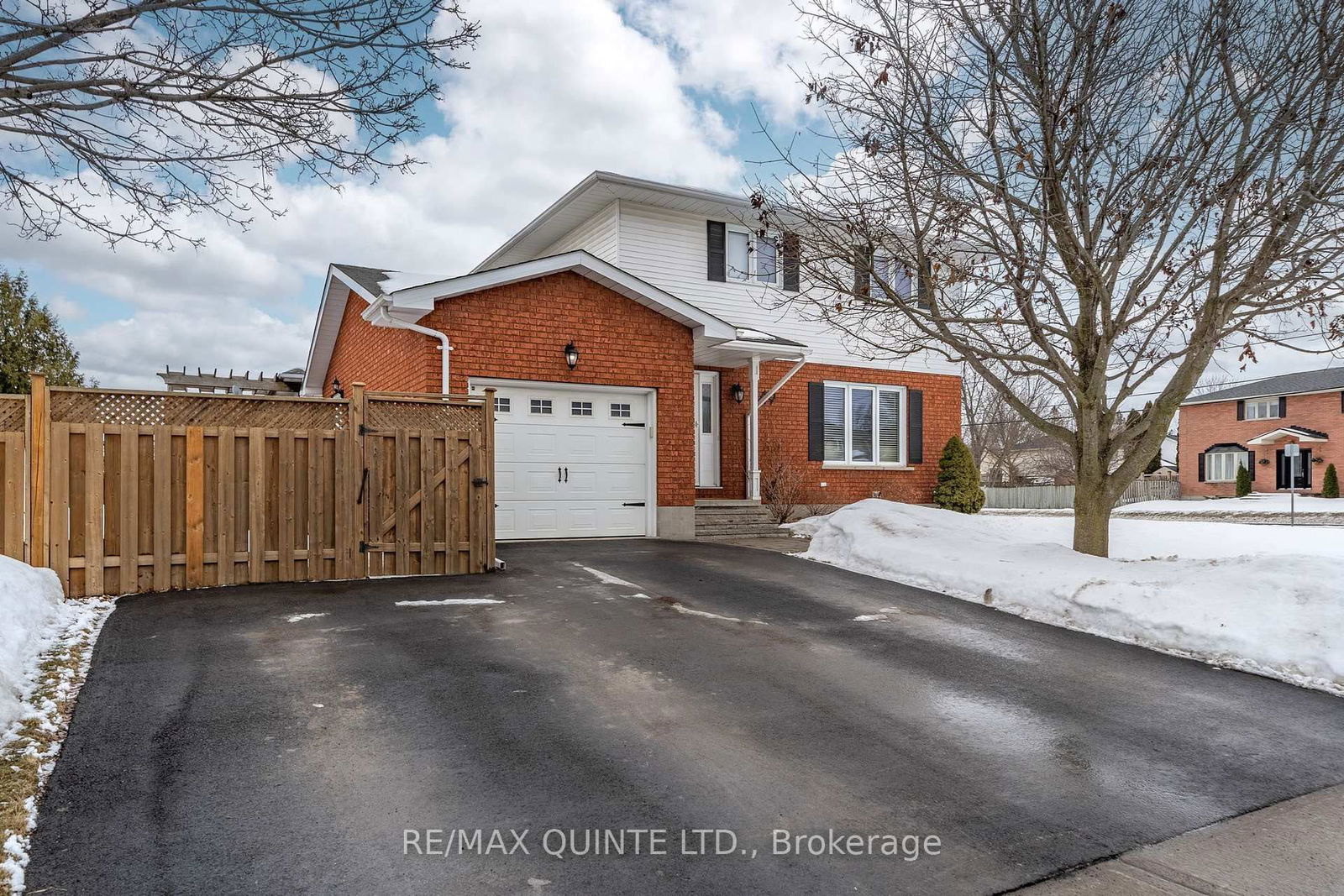 Detached House for sale at 49 Springbrook Crescent, Belleville, Belleville Ward, K8P 5B9 - MLS: X12002870