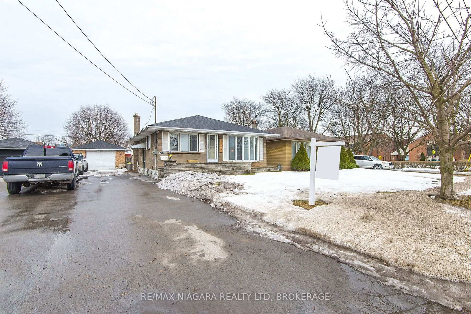 Detached House for sale at 3840 Dorchester Road, Niagara Falls, Stamford, L2J 3A7 - MLS: X12003034