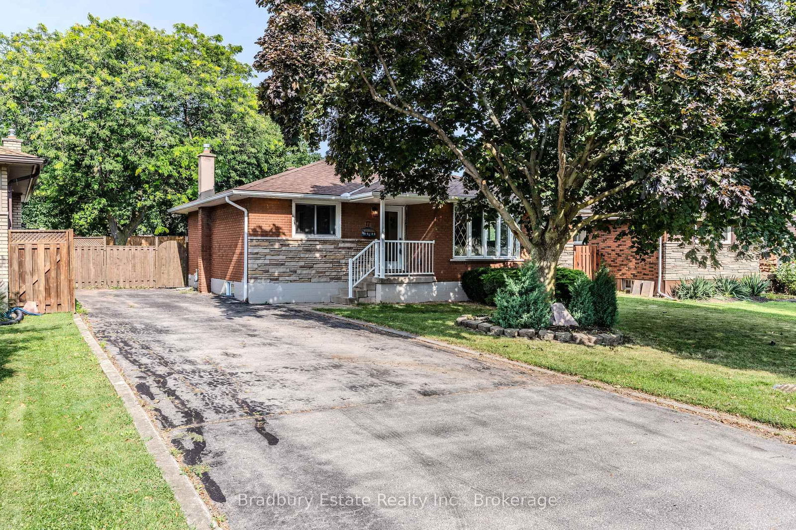 Detached House for sale at 17 WOODSVIEW Avenue, Grimsby, 540 - Grimsby Beach, L3M 3S5 - MLS: X12003041