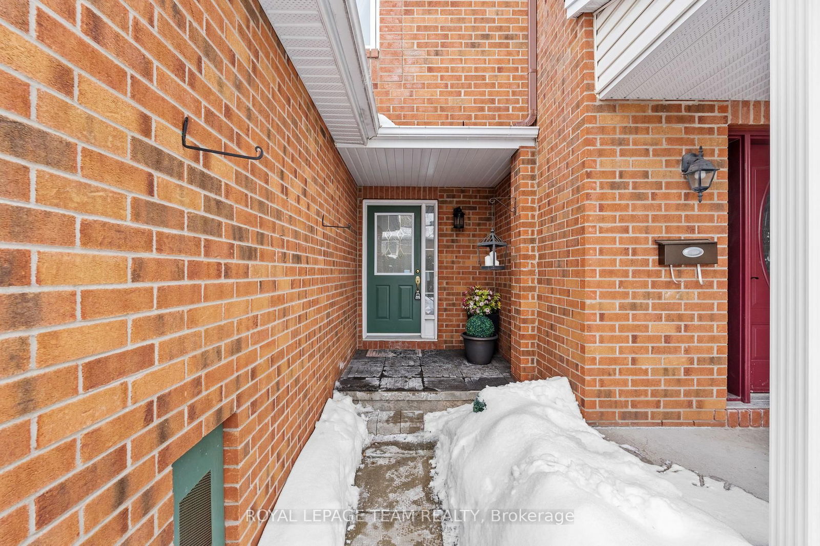 Townhouse sold at 50 Coralbell Private N/A, Ottawa, Hunt Club Park/Greenboro, K1T 3Z8 - MLS: X12003649