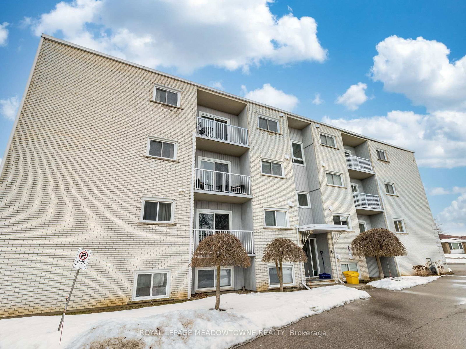 Condo for sale at 13-37 Conroy Crescent, Guelph, College, N1G 2V5 - MLS: X12003750