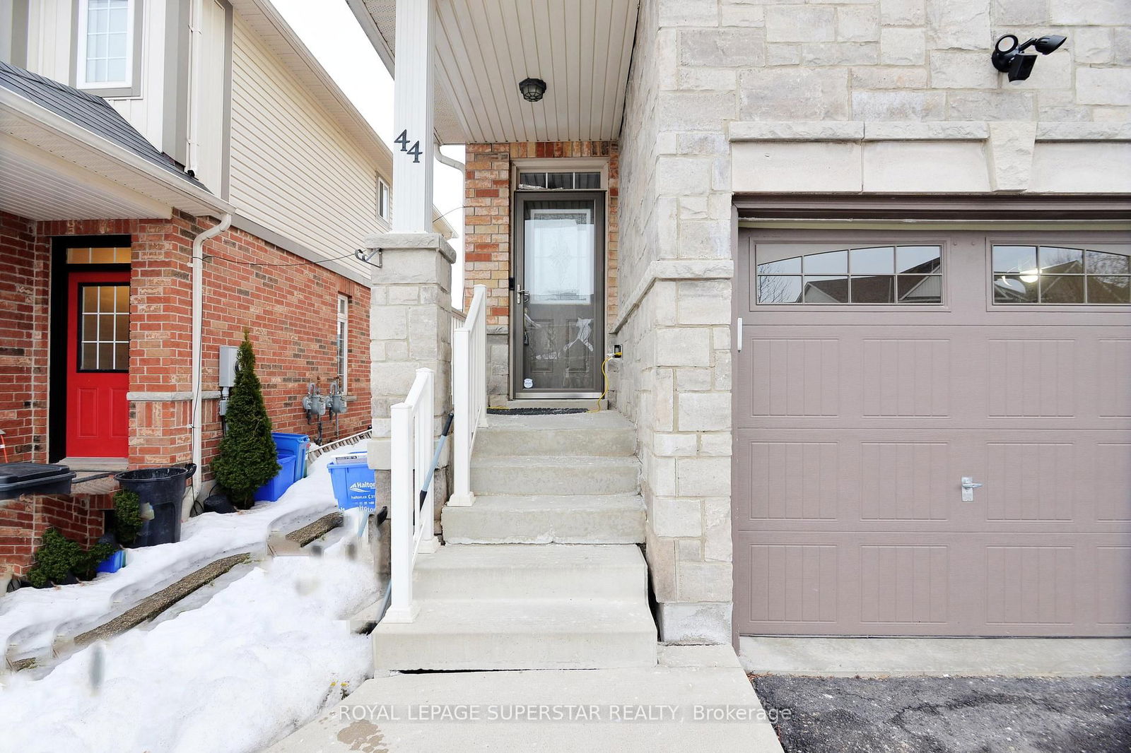 Townhouse for sale at 44 Browview Drive, Hamilton, Waterdown, L0R 2H9 - MLS: X12003755