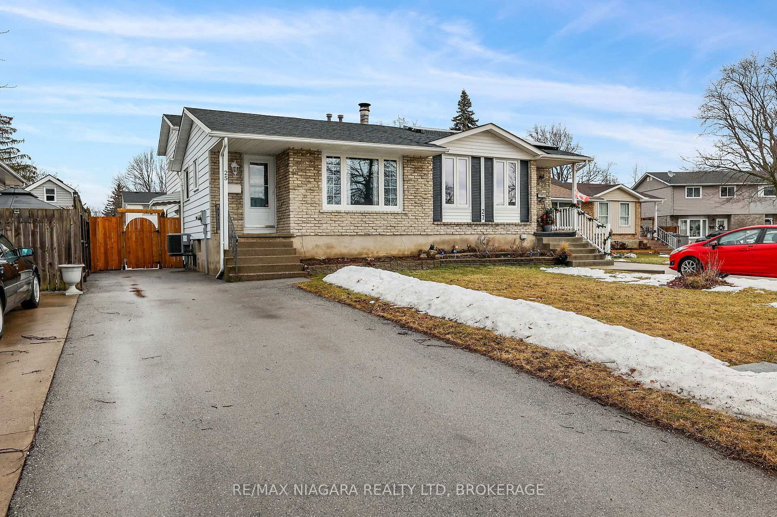 Semi-Detached House for sale at 25 Garfield Lane, St. Catharines, 452 - Haig, L2R 7G9 - MLS: X12004115