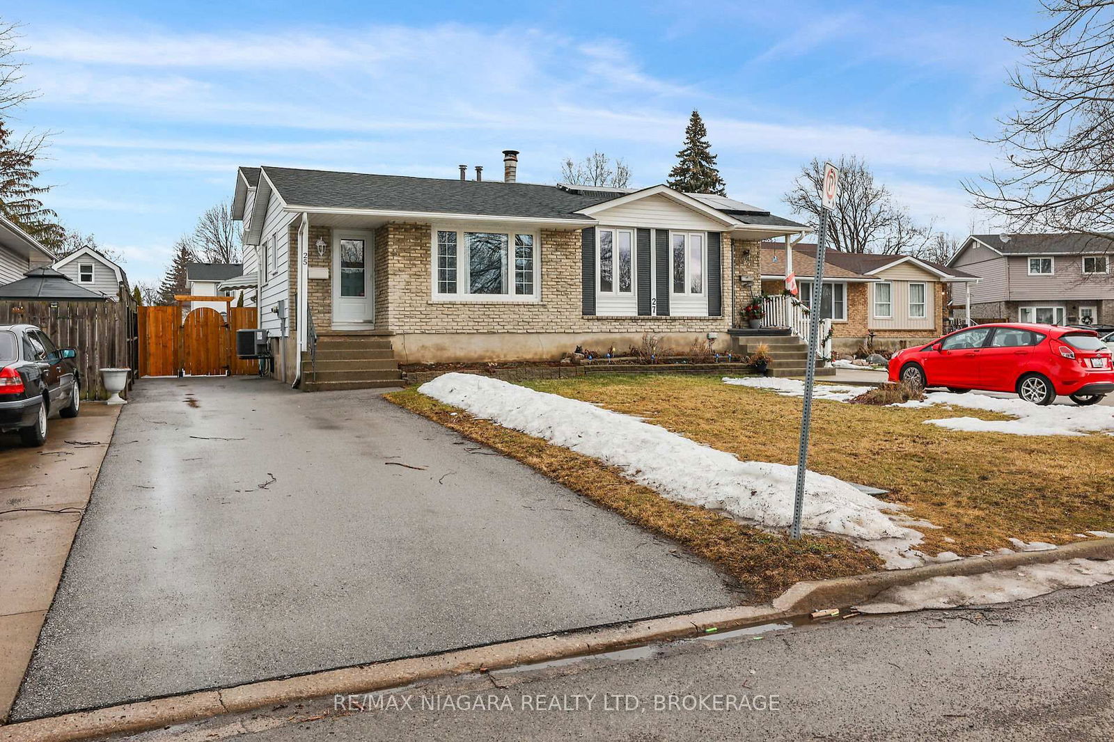 Semi-Detached House for sale at 25 Garfield Lane, St. Catharines, 452 - Haig, L2R 7G9 - MLS: X12004115