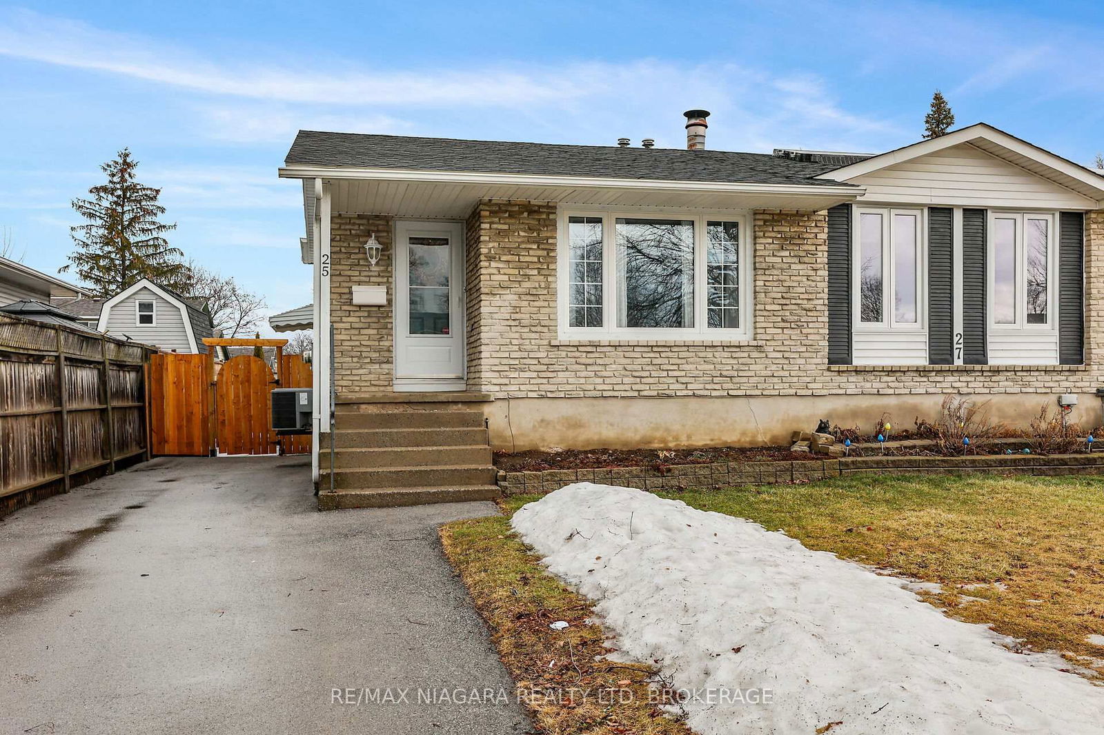 Semi-Detached House for sale at 25 Garfield Lane, St. Catharines, 452 - Haig, L2R 7G9 - MLS: X12004115