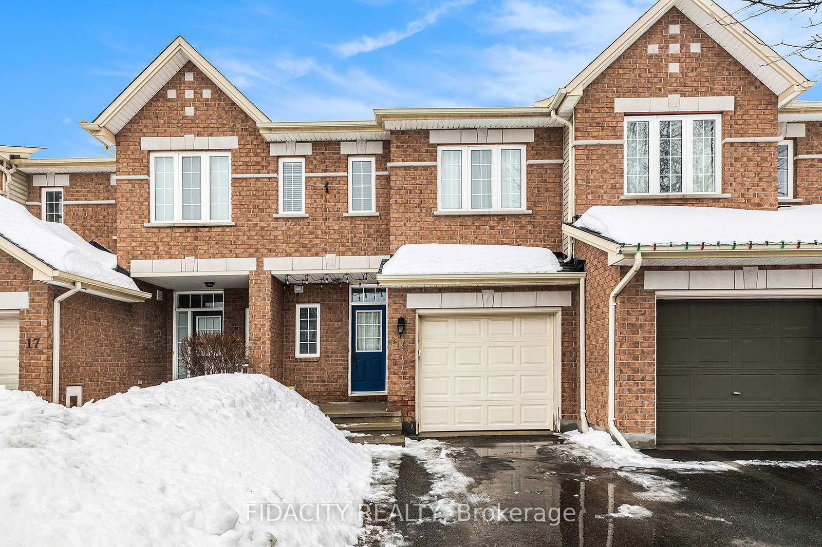 Townhouse sold at 19 Saddlesmith Circle, Ottawa, Kanata - Emerald Meadows/Trailwest, K2M 2Y8 - MLS: X12004970