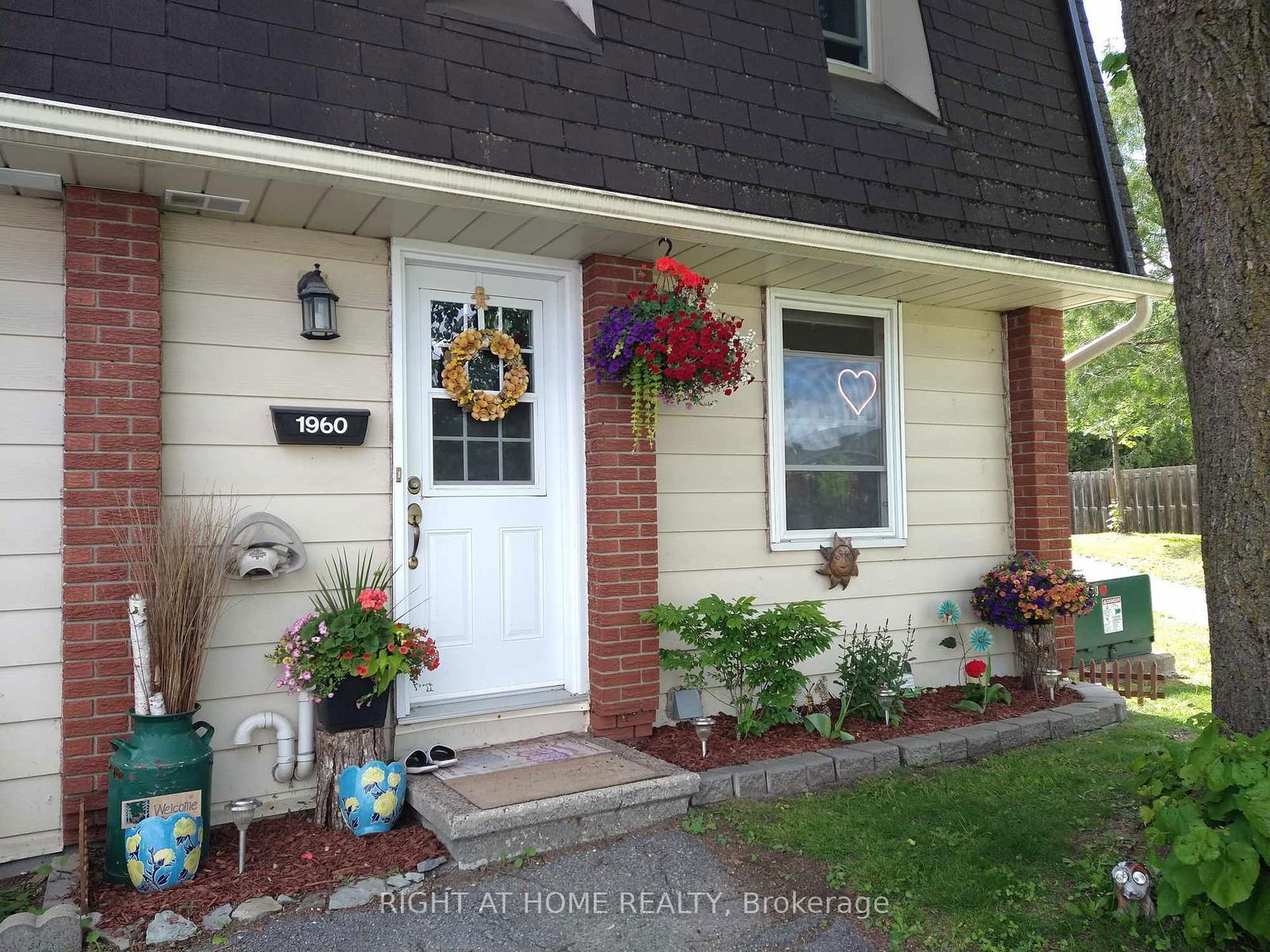 Condo sold at 1960 FAIRGLEN Mews, Gloucester, Blackburn Hamlet (South), K1B 5A5 - MLS: X12005485