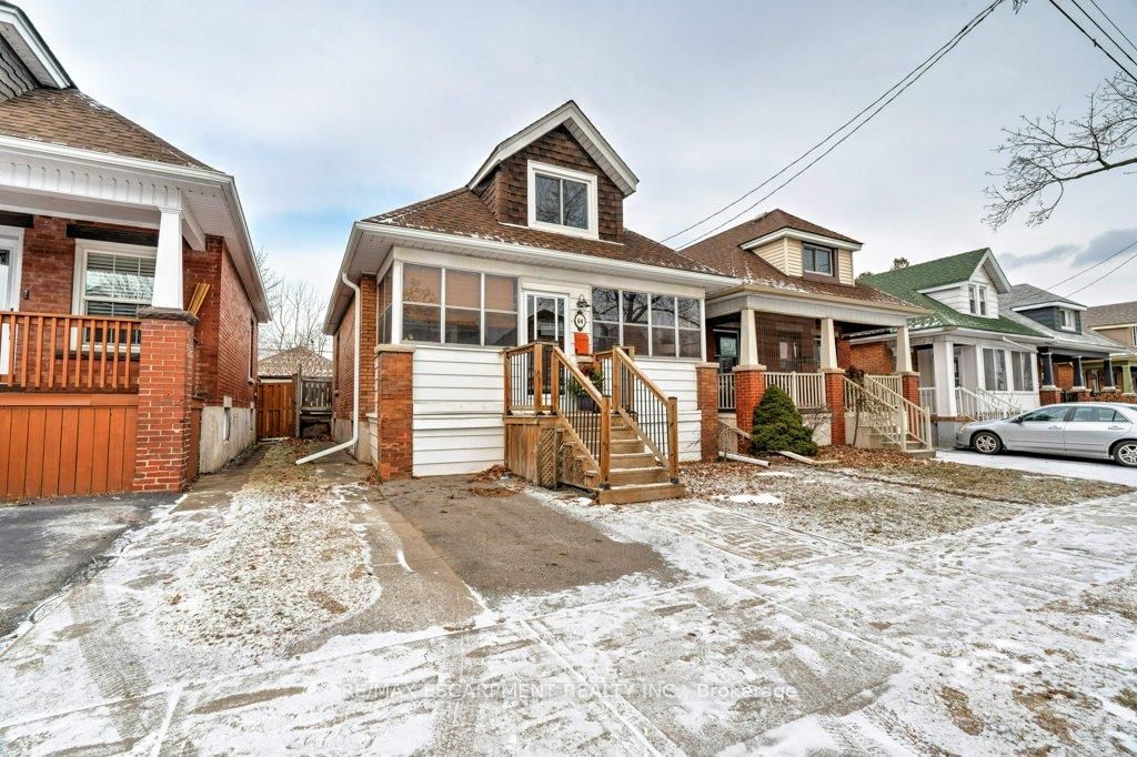 Detached House for sale at 64 Graham Avenue, Hamilton, Delta, L8K 2M1 - MLS: X12005857