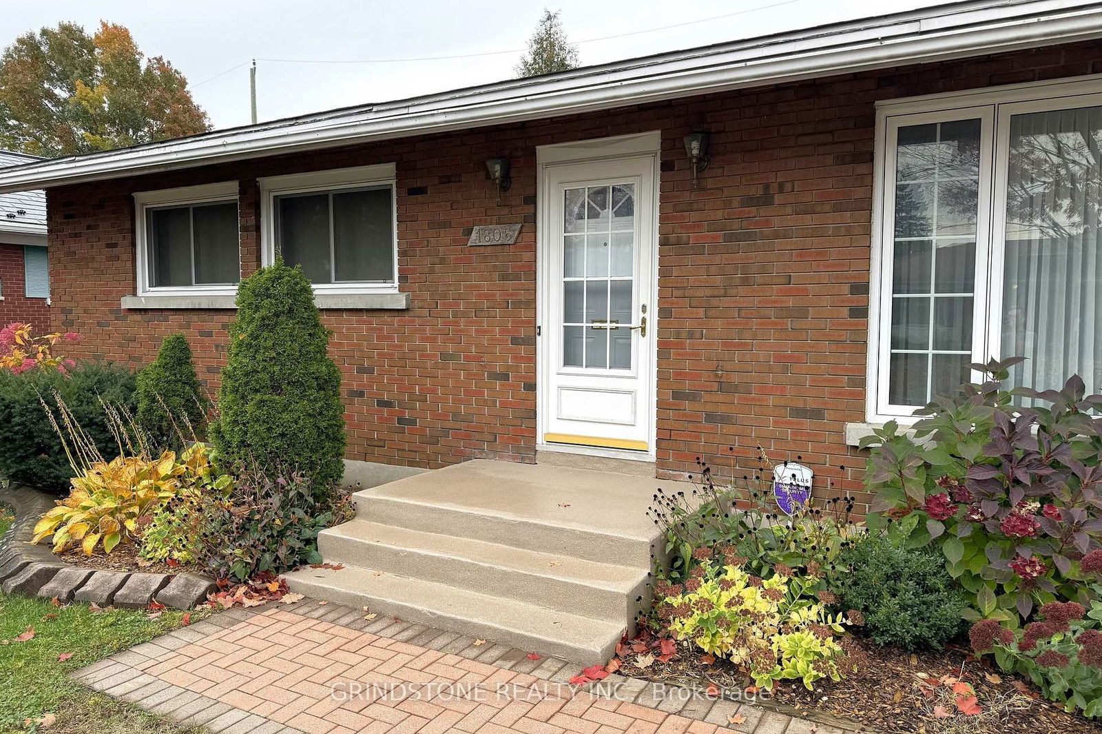 Detached House for sale at 1806 Forman Avenue, Ottawa, Bel Air Heights, K2C 1A8 - MLS: X12006005