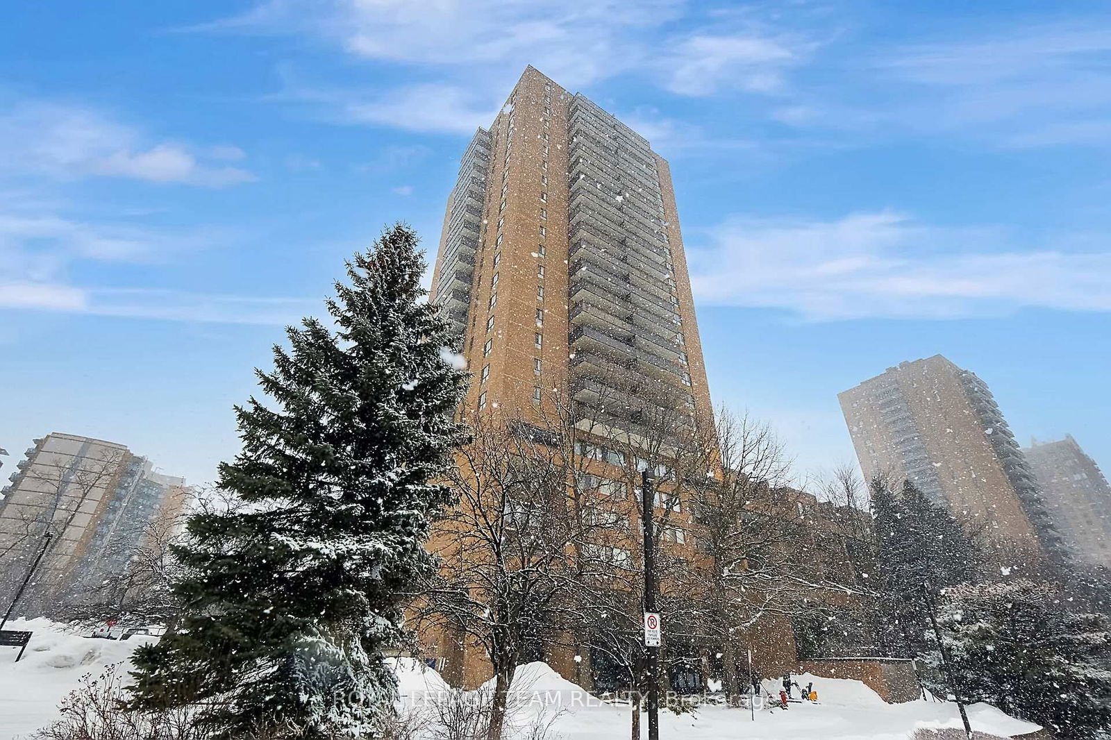 Building at 505 St Laurent Boulevard, Ottawa, Viscount Alexander Park