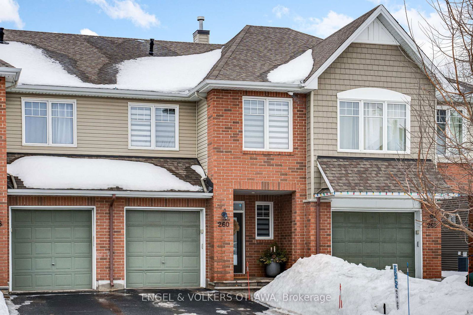 Townhouse sold at 260 Meadowlilly Road, Ottawa, Blossom Park/Kemp Park/Findlay Creek, K1T 0H4 - MLS: X12007186