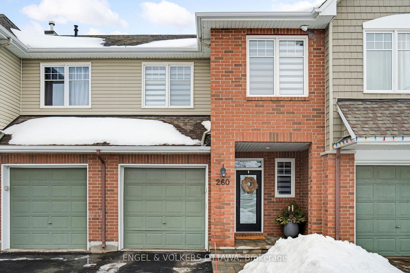 Townhouse sold at 260 Meadowlilly Road, Ottawa, Blossom Park/Kemp Park/Findlay Creek, K1T 0H4 - MLS: X12007186