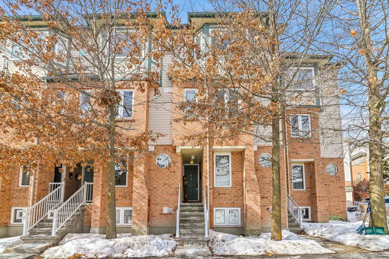 Townhouse sold at 129 Tall Pines Private N/A, Ottawa, Leslie Park, K2H 1H1 - MLS: X12007261