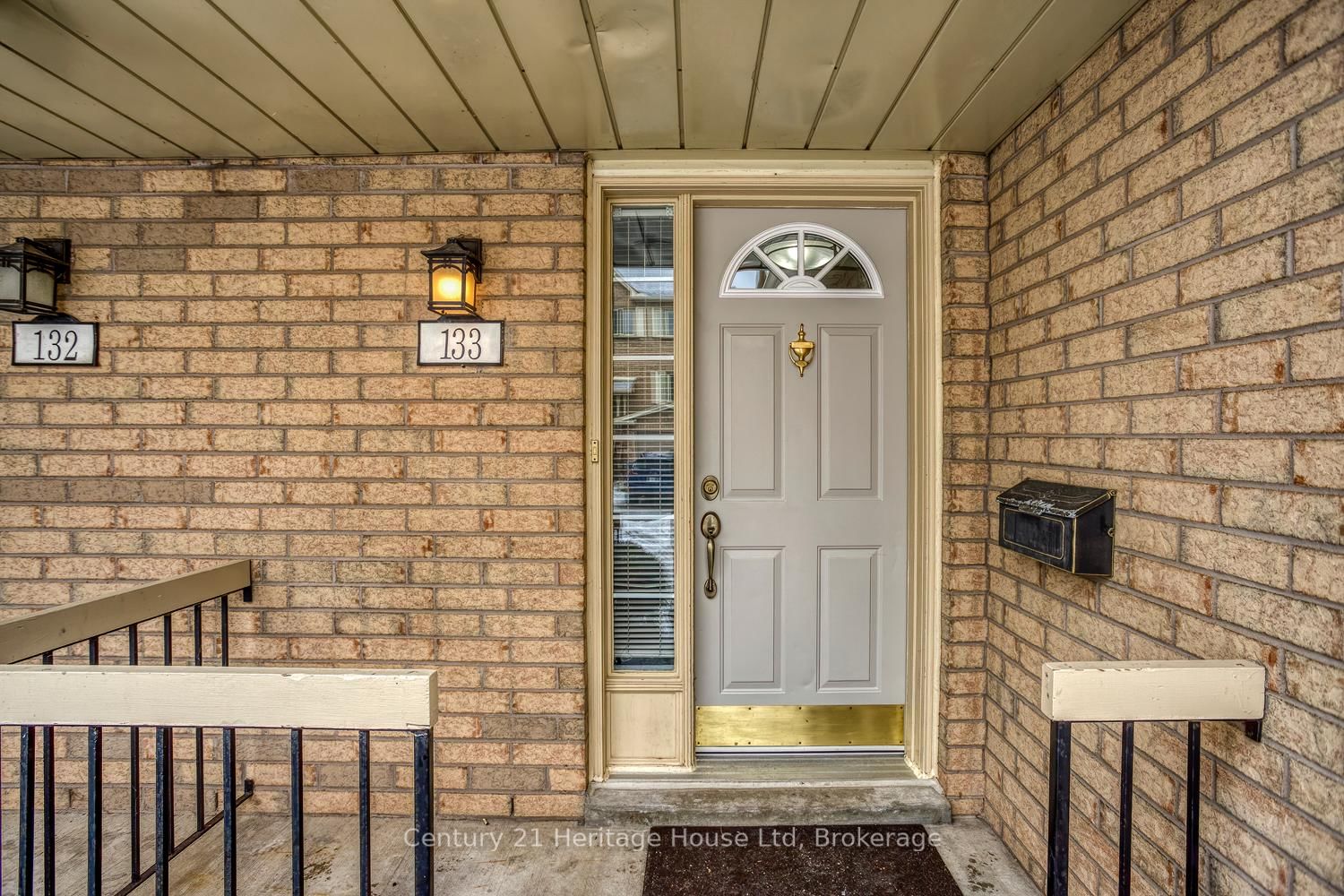 Townhouse sold at 133-302 College Avenue, Guelph, Dovercliffe Park/Old University, N1G 4T6 - MLS: X12007339