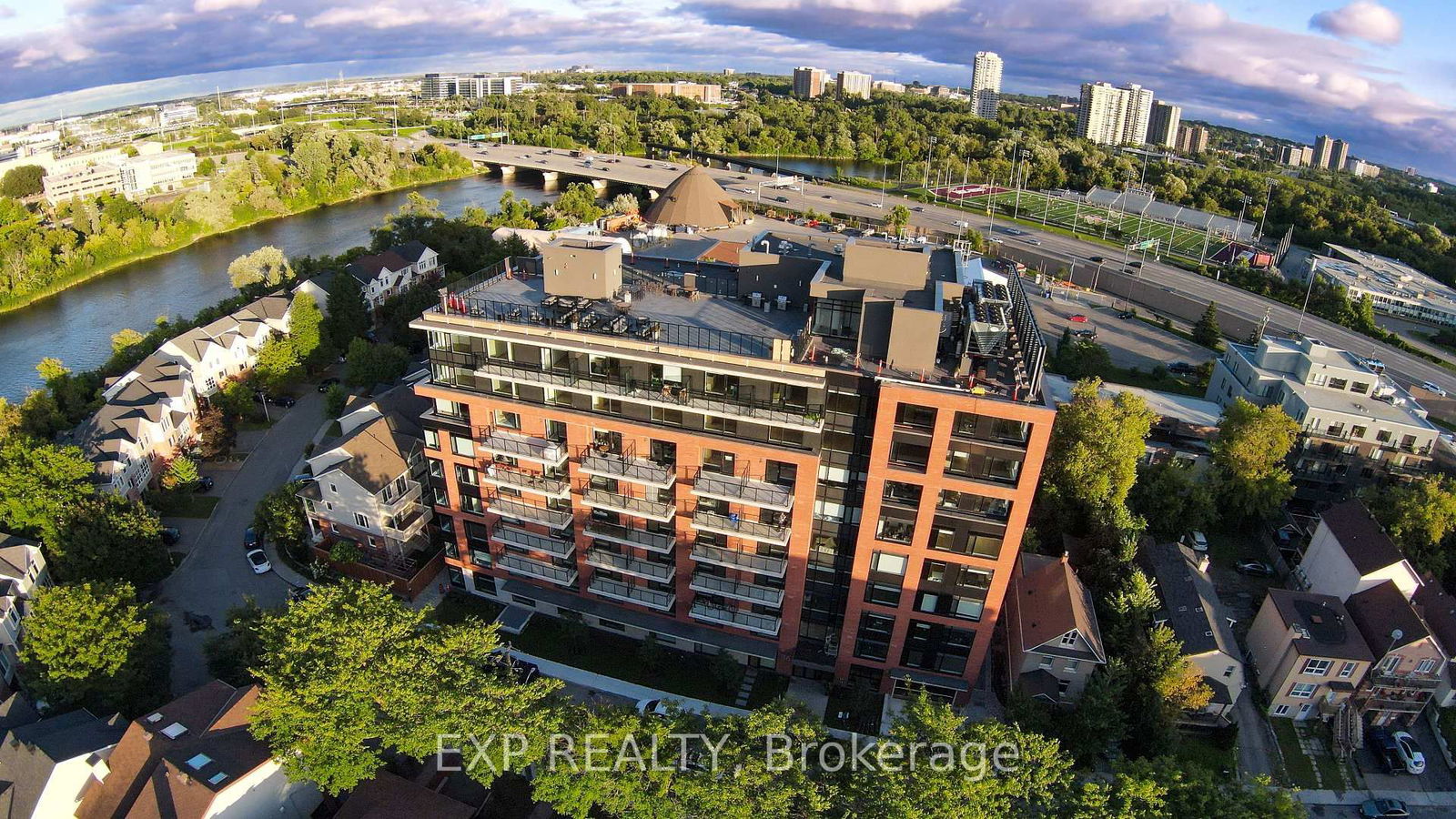 Building at 36 Robinson Avenue, Ottawa, Sandy Hill