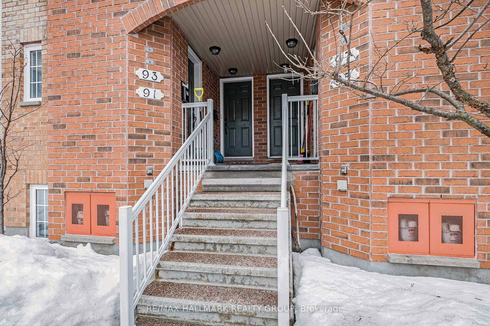 Townhouse sold at 93 Steele Park N/A, Ottawa, Cyrville, K1J 0J2 - MLS: X12008194