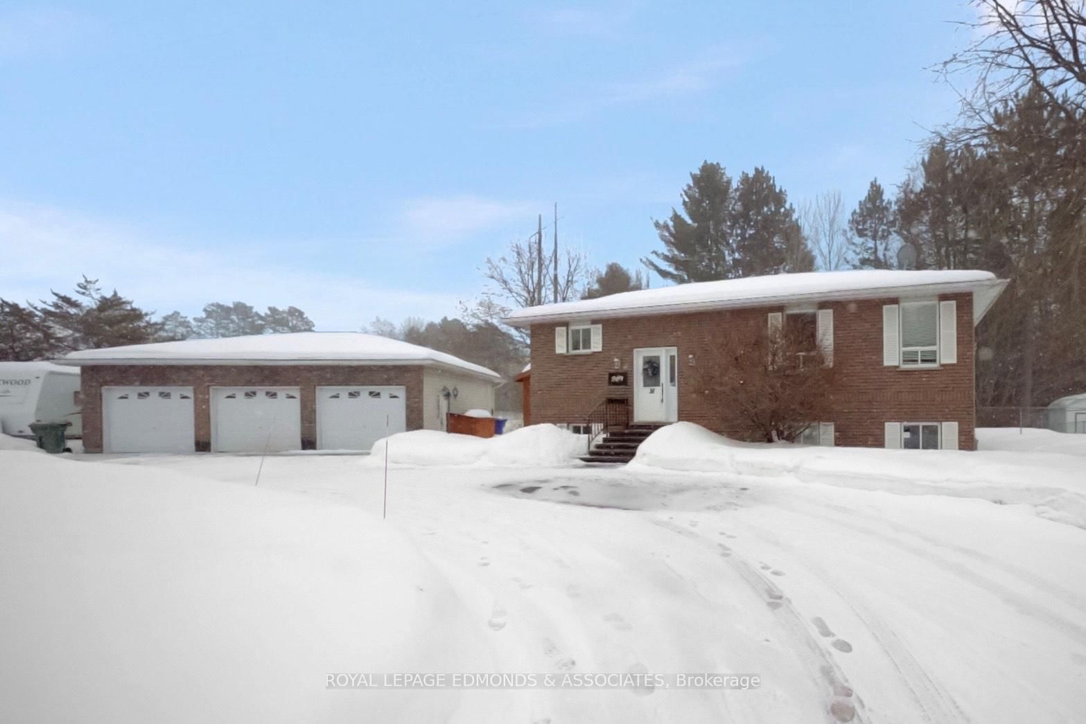 Detached House sold at 50 Jamie Crescent, Petawawa, Petawawa, K8H 3N2 - MLS: X12008712