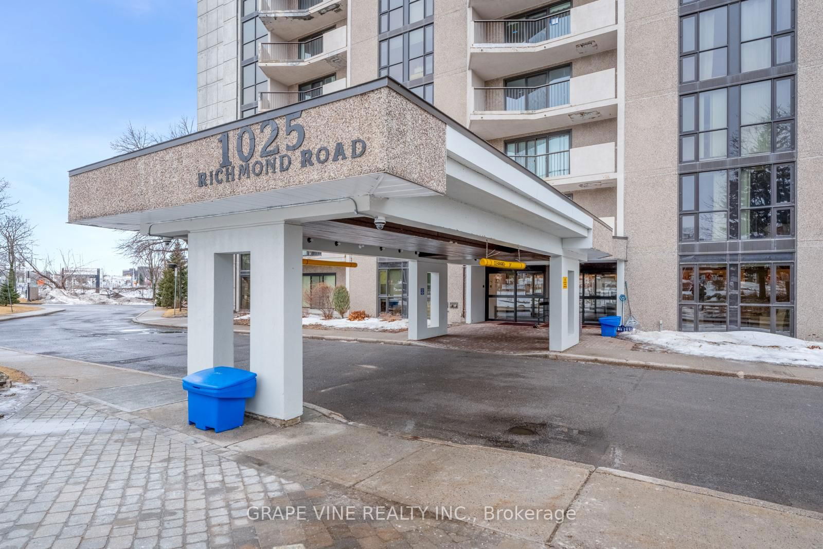 Condo sold at 2402-1025 Richmond Road, Ottawa, Woodroffe, K2B 8G8 - MLS: X12008840