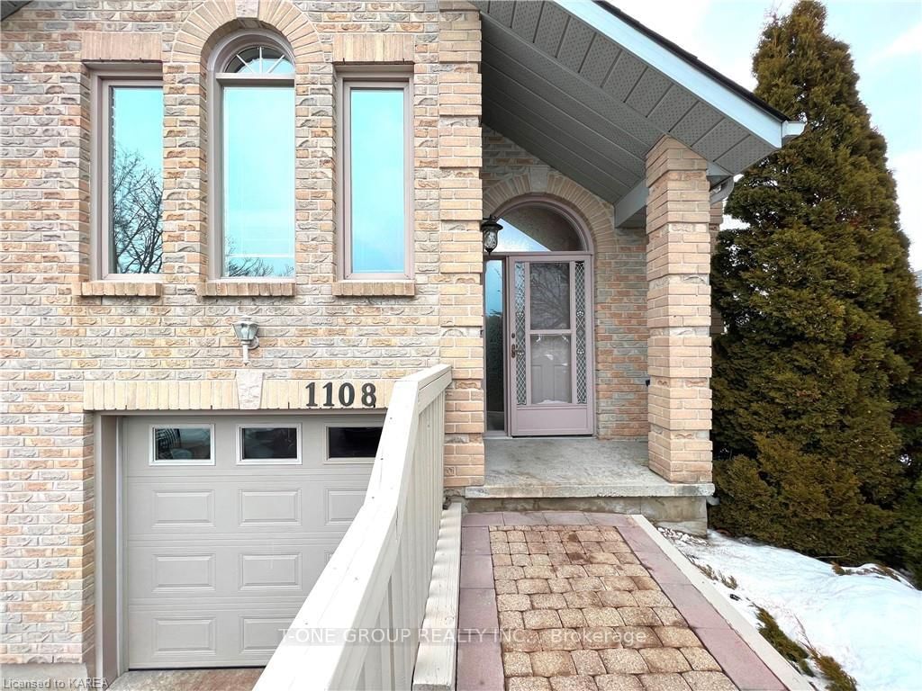 Townhouse for lease at 1108 FEATHERSTONE Court, Kingston, City SouthWest, K7M 8R5 - MLS: X12009224