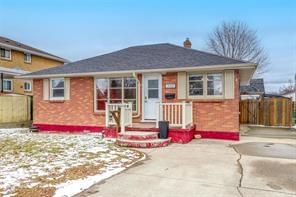 Detached House sold at 702 Rayburne Avenue, Sarnia, Sarnia, N7T 7A8 - MLS: X12009599