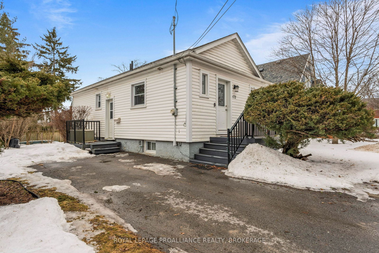 Detached House for sale at 172 Carruthers Avenue, Kingston, Central City East, K7L 1M9 - MLS: X12009985