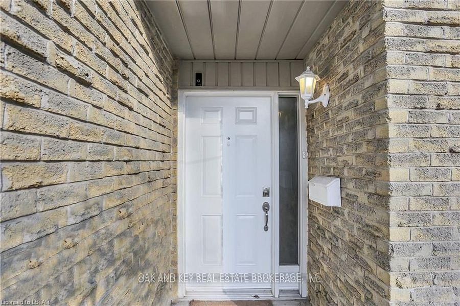 Townhouse sold at 28-159 Sandringham Crescent, London, South R, N6C 5A9 - MLS: X12010019