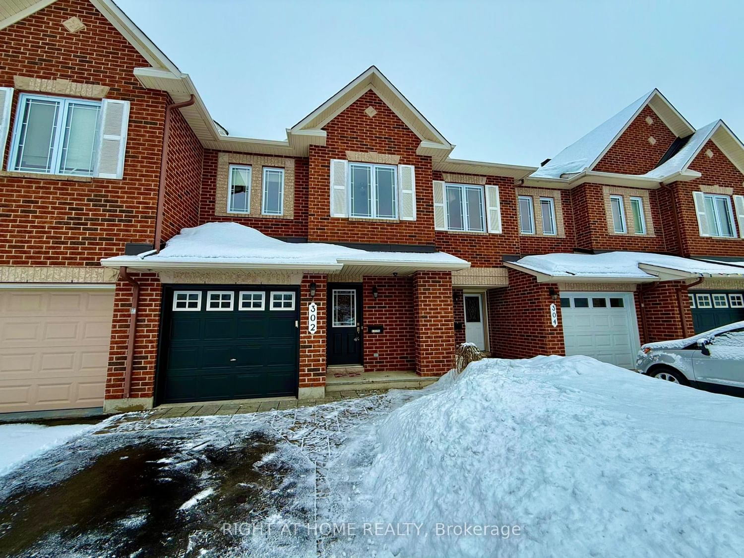 Townhouse sold at 302 Vienna Terrace, Ottawa, Avalon East, K4A 0J2 - MLS: X12010571