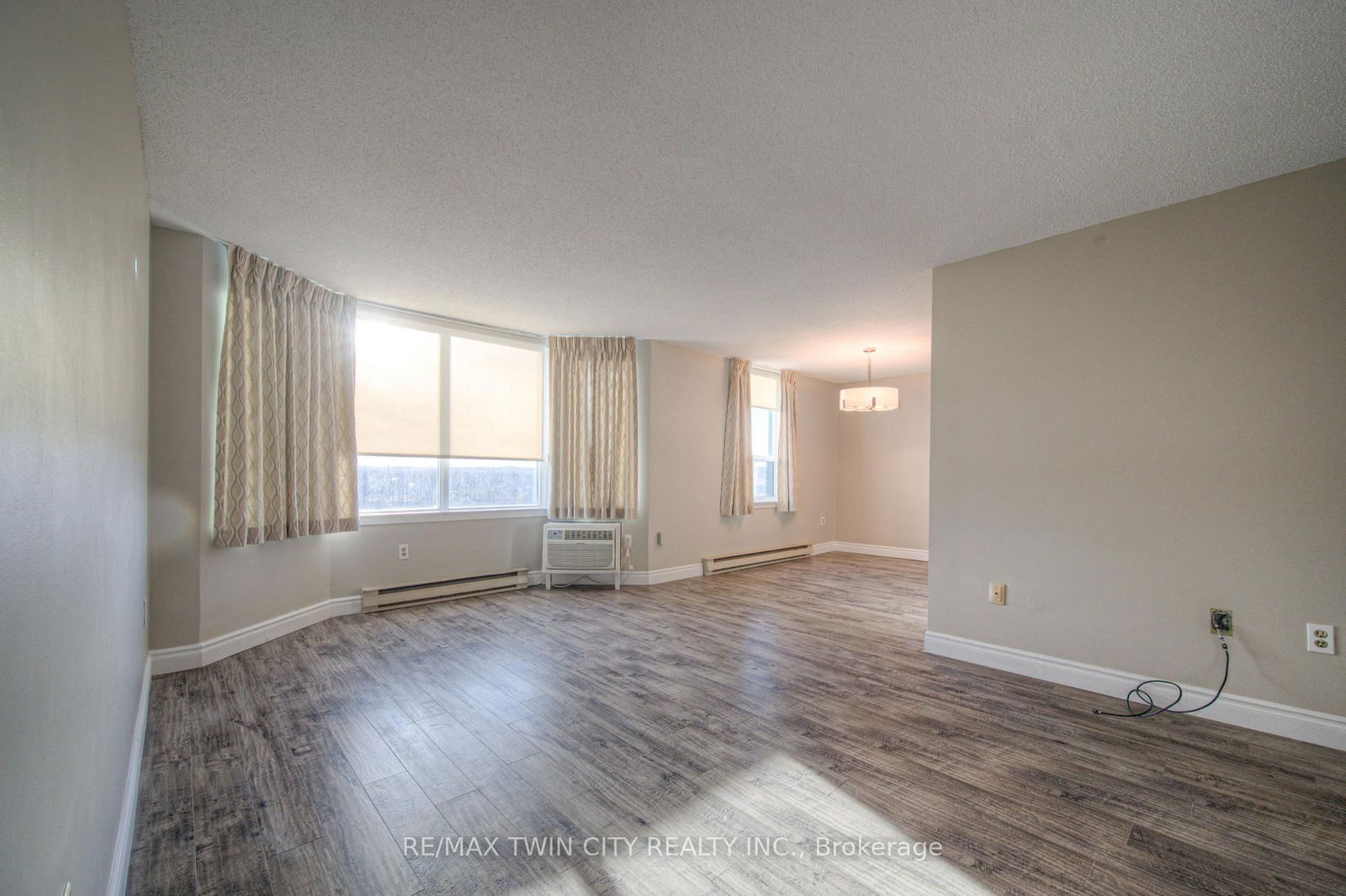 Condo sold at 1105-35 Green Valley Drive, Waterloo, N2P 2A5 - MLS: X12010894