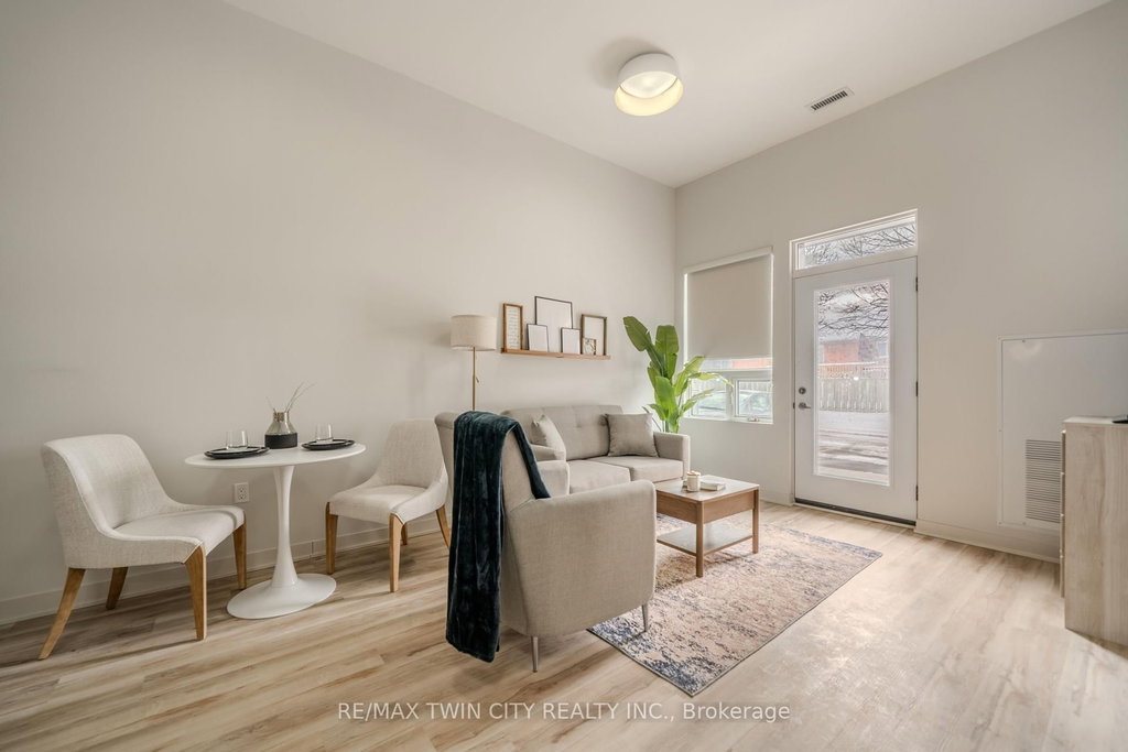 302 - 152 North Park Street 4
