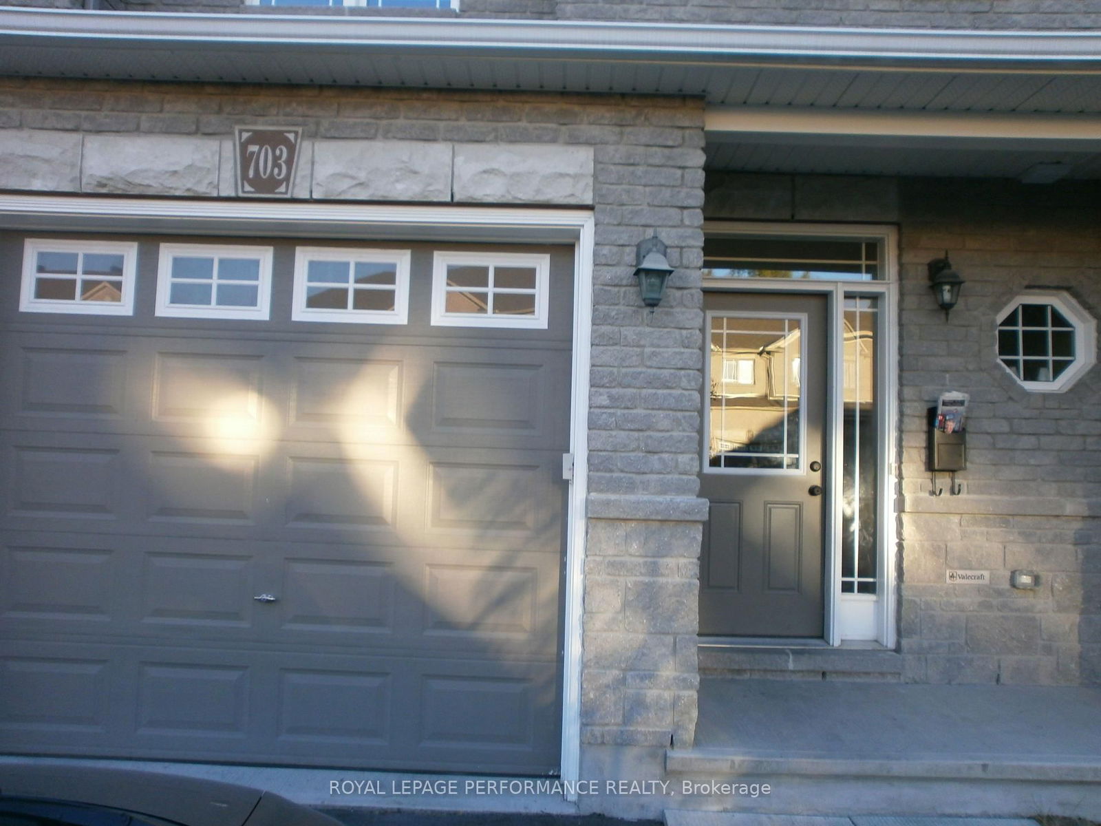 Townhouse sold at 703 Percifor Way, Ottawa, Mer Bleue/Bradley Estates/Anderson Park, K1W 0E4 - MLS: X12011749