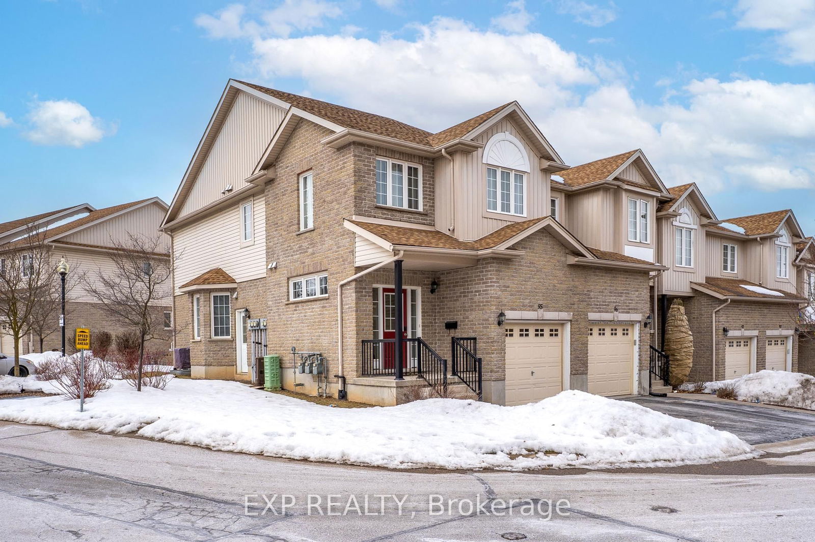 Townhouse sold at 95-105 PINNACLE Drive, Kitchener, N2P 1B8 - MLS: X12011883