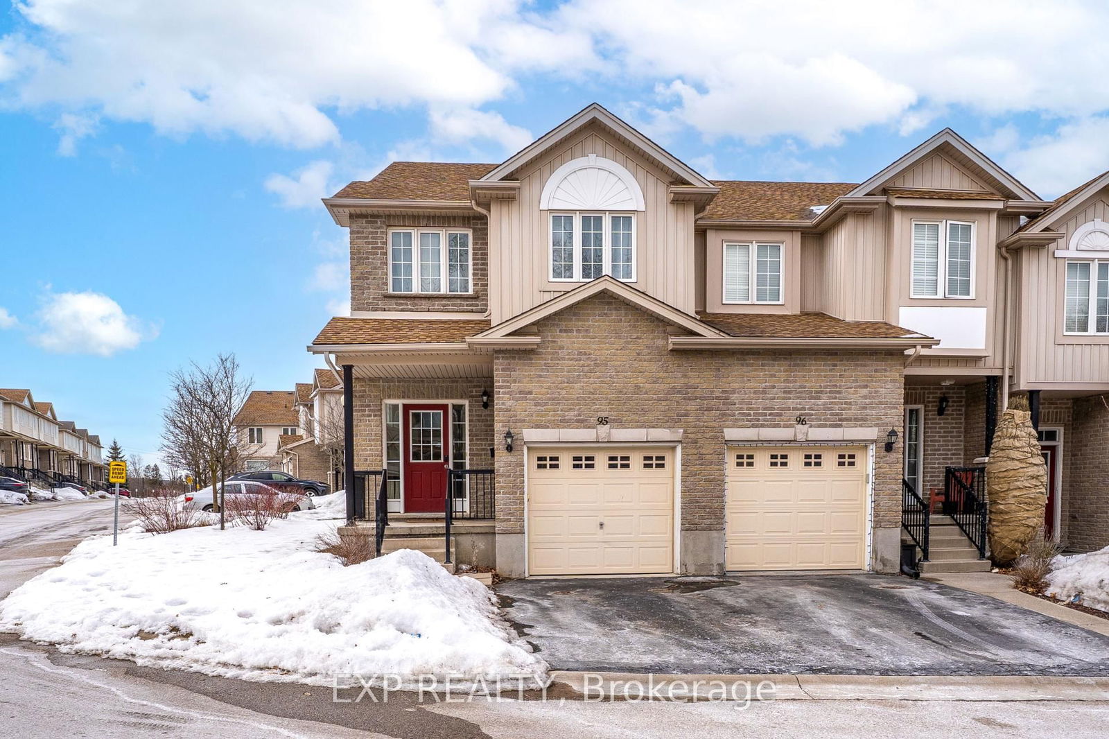 Townhouse sold at 95-105 PINNACLE Drive, Kitchener, N2P 1B8 - MLS: X12011883