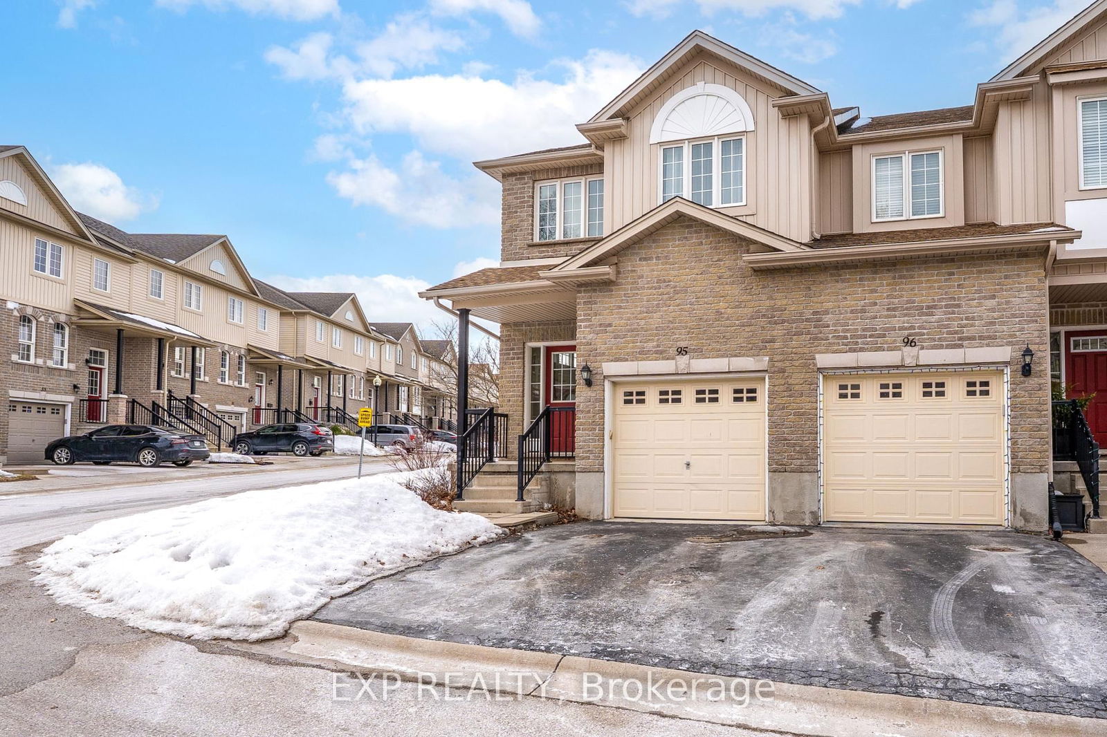 Townhouse sold at 95-105 PINNACLE Drive, Kitchener, N2P 1B8 - MLS: X12011883