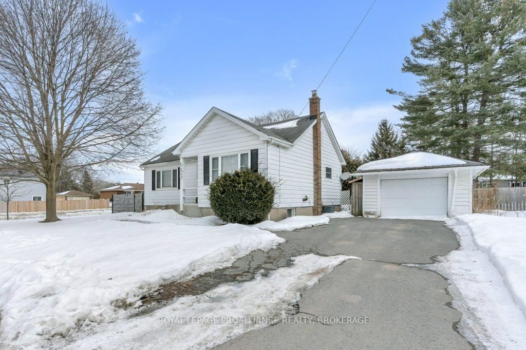 Detached House for sale at 653 Portsmouth Avenue, Kingston, West of Sir John A. Blvd, K7M 1W2 - MLS: X12012330