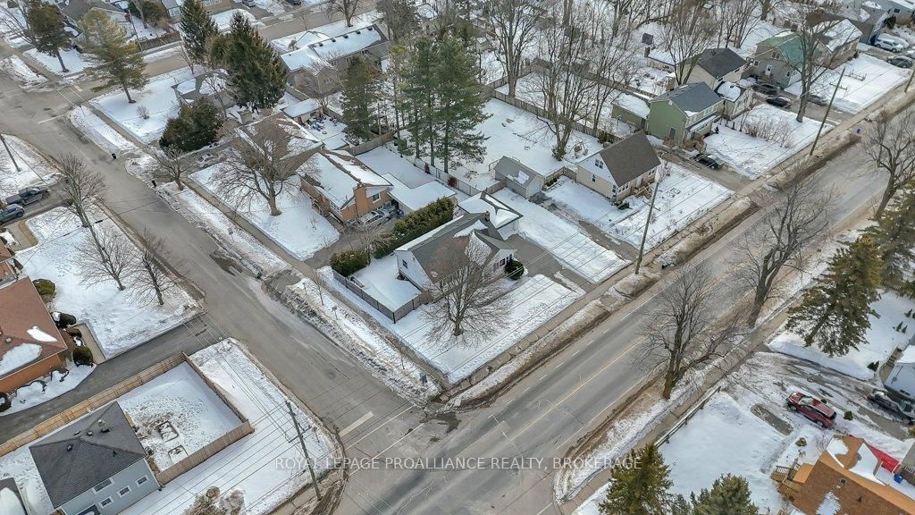 Detached House for sale at 653 Portsmouth Avenue, Kingston, West of Sir John A. Blvd, K7M 1W2 - MLS: X12012330