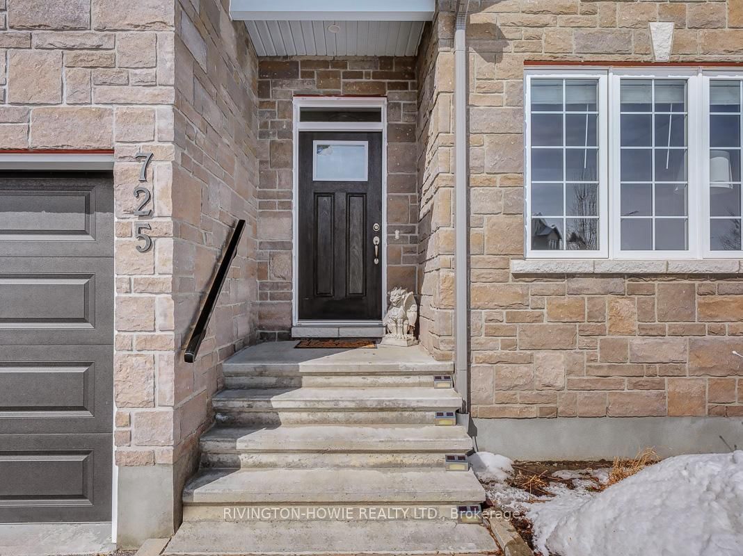 Semi-Detached House for sale at 725 Meadowridge Circle, Carp - Huntley Ward, 9101 - Carp, K0A 1L0 - MLS: X12012805