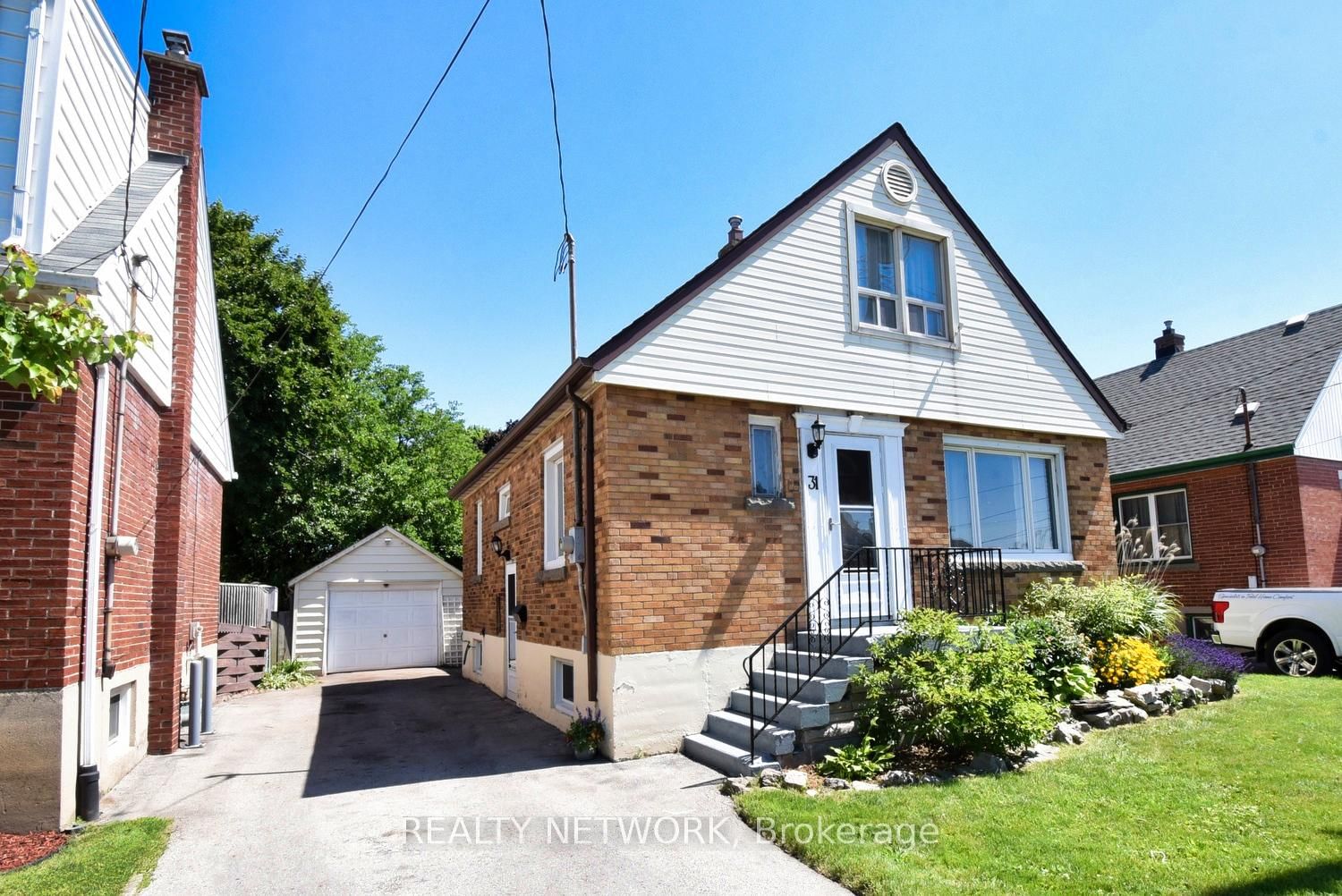 Detached House for sale at 31 Russell Street, Hamilton, Centremount, L8V 1J4 - MLS: X12013056