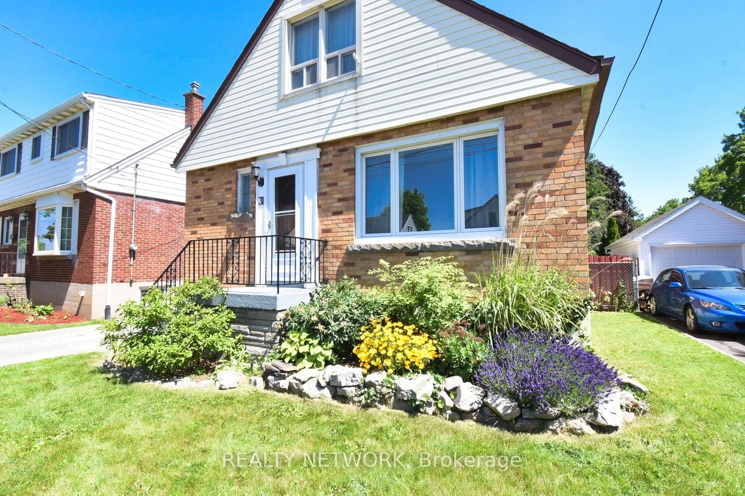 Detached House for sale at 31 Russell Street, Hamilton, Centremount, L8V 1J4 - MLS: X12013056