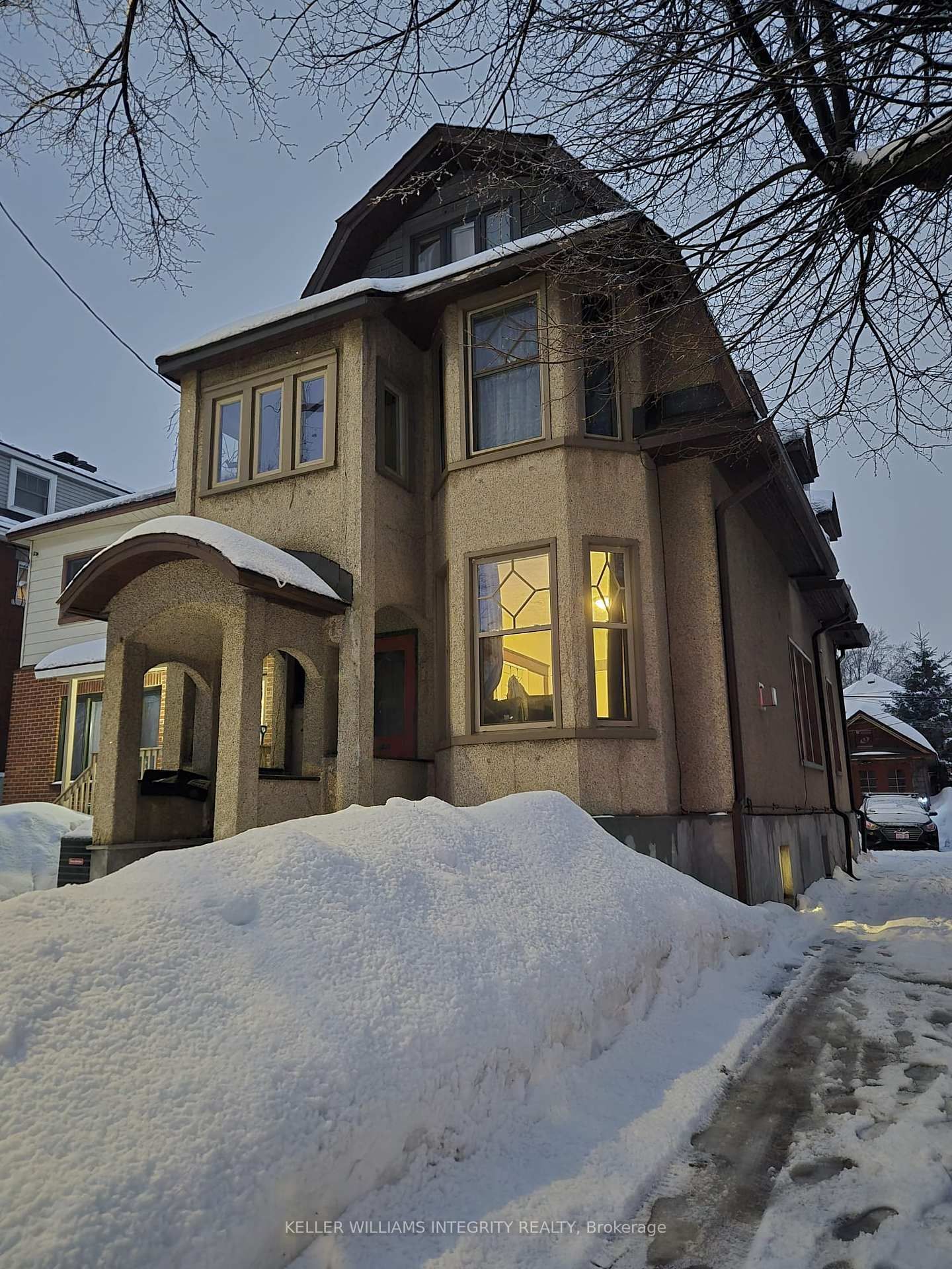 Building at 210 Blackburn Avenue, Ottawa, Sandy Hill